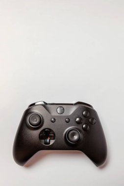 Siyah joystick gamepad, beyaz arka plan üzerinde izole oyun konsolu