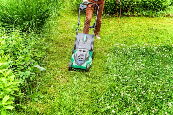 Homem Cortando Grama Verde Com Cortador Grama Quintal Jardinagem País — Fotografia de Stock