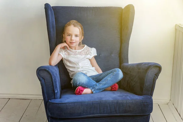 Menina Doce Jeans Camiseta Branca Casa Sentado Cadeira Azul Aconchegante — Fotografia de Stock