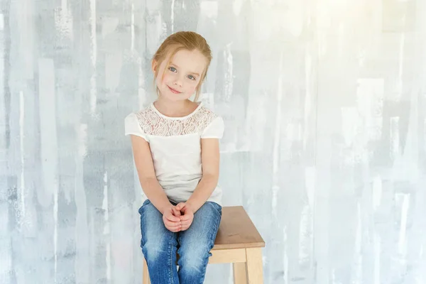 Doce Menina Feliz Branco Shirt Branco Sentado Cadeira Contra Fundo — Fotografia de Stock