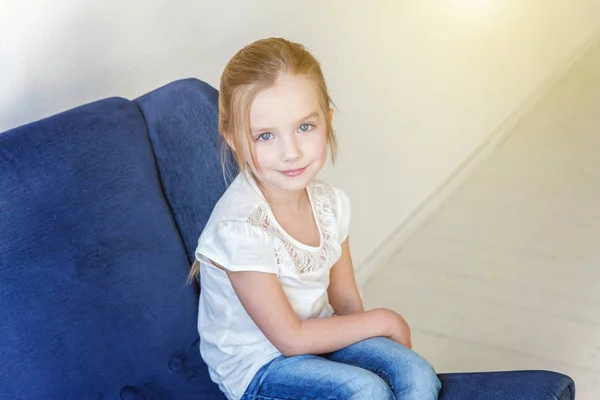 Menina Doce Jeans Camiseta Branca Casa Sentado Cadeira Azul Aconchegante — Fotografia de Stock