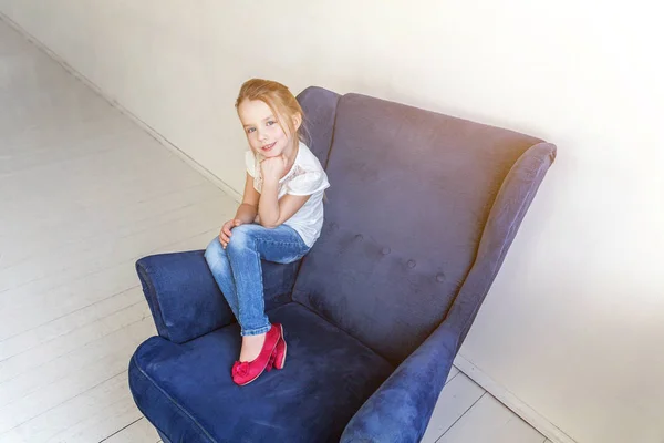 Menina Doce Jeans Camiseta Branca Casa Sentada Cadeira Azul Aconchegante — Fotografia de Stock