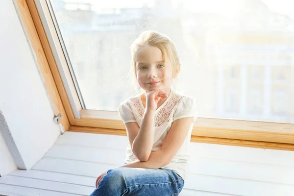 窓枠に座っている少女 — ストック写真