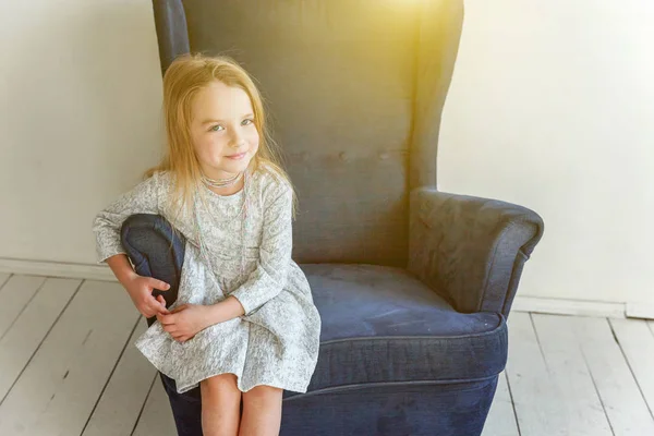 Menina na cadeira moderna — Fotografia de Stock