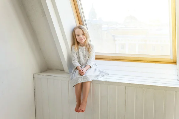 窓枠に座っている少女 — ストック写真