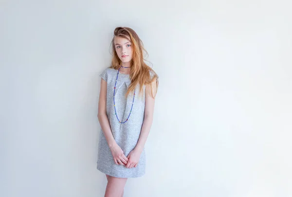 Chica en una habitación luminosa contra la pared blanca — Foto de Stock