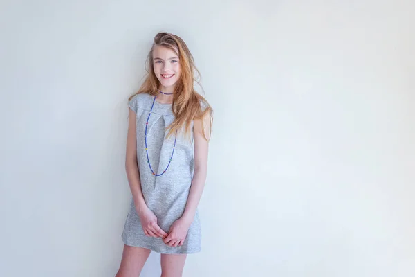 Chica en una habitación luminosa contra la pared blanca — Foto de Stock