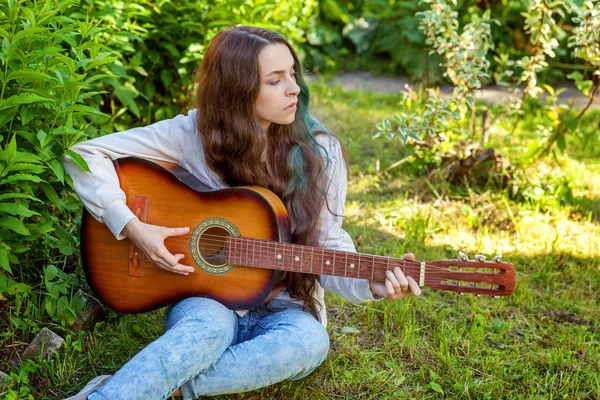 Mulher Jovem Hipster Sentado Grama Tocando Guitarra Parque Jardim Fundo — Fotografia de Stock