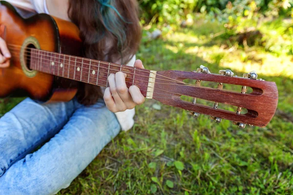 Zbliżenie Kobiety Ręce Gra Gitarze Akustycznej Tle Parku Lub Ogrodzie — Zdjęcie stockowe