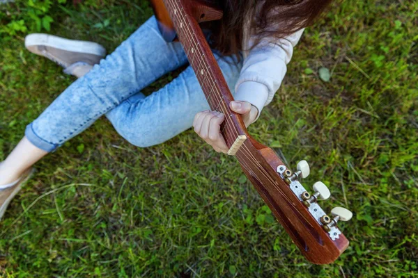 Nahaufnahme Von Frauenhänden Die Akustikgitarre Auf Park Oder Gartenhintergrund Spielen — Stockfoto