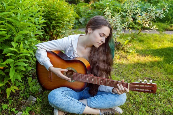 Mulher Jovem Hipster Sentado Grama Tocando Guitarra Parque Jardim Fundo — Fotografia de Stock