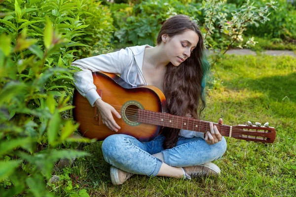 Mulher Jovem Hipster Sentado Grama Tocando Guitarra Parque Jardim Fundo — Fotografia de Stock