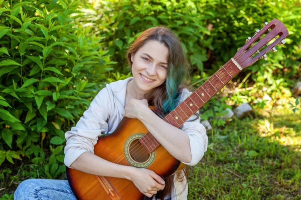 Mulher Jovem Hipster Sentado Grama Tocando Guitarra Parque Jardim Fundo — Fotografia de Stock