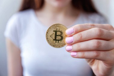 Cryptocurrency altın bitcoin sikke kadın elinde. Bankacılık web ve uluslararası ağ ödeme elektronik sanal para. Kripto para birimi sembolü