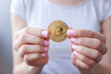 Cryptocurrency altın bitcoin sikke kadın elinde. Bankacılık web ve uluslararası ağ ödeme elektronik sanal para. Kripto para birimi sembolü