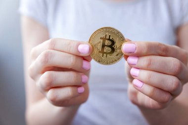 Cryptocurrency altın bitcoin sikke kadın elinde. Bankacılık web ve uluslararası ağ ödeme elektronik sanal para. Kripto para birimi sembolü