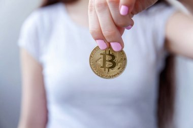 Cryptocurrency altın bitcoin sikke kadın elinde. Bankacılık web ve uluslararası ağ ödeme elektronik sanal para. Kripto para birimi sembolü