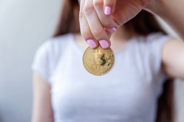 Cryptocurrency altın bitcoin sikke kadın elinde. Bankacılık web ve uluslararası ağ ödeme elektronik sanal para. Kripto para birimi sembolü