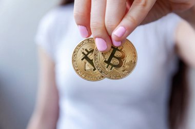 Cryptocurrency altın bitcoin sikke kadın elinde. Bankacılık web ve uluslararası ağ ödeme elektronik sanal para. Kripto para birimi sembolü