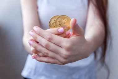 Cryptocurrency altın bitcoin sikke kadın elinde. Bankacılık web ve uluslararası ağ ödeme elektronik sanal para. Kripto para birimi sembolü