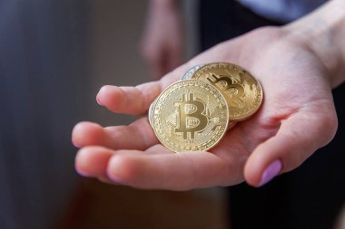 Cryptocurrency altın bitcoin sikke kadın elinde. Bankacılık web ve uluslararası ağ ödeme elektronik sanal para. Kripto para birimi sembolü