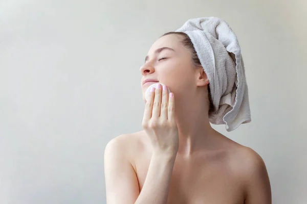 Retrato Belleza Una Mujer Morena Sonriente Toalla Cabeza Con Piel —  Fotos de Stock