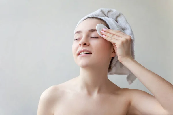 Portret Van Schoonheid Van Een Lachende Brunette Vrouw Handdoek Kop — Stockfoto