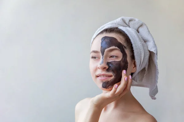 Portret Van Schoonheid Van Een Lachende Brunette Vrouw Een Handdoek — Stockfoto