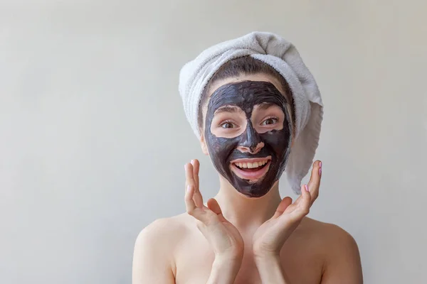 Krásy Portrét Ženy Ručník Hlavě Použití Černé Výživná Maska Obličej — Stock fotografie