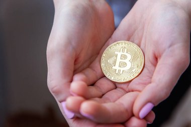 Cryptocurrency altın bitcoin sikke kadın elinde. Bankacılık web ve uluslararası ağ ödeme elektronik sanal para. Kripto para birimi sembolü