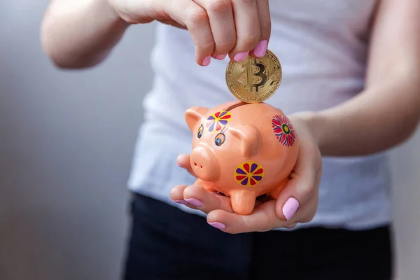 Piggy Bank Tangan Wanita Memegang Bitcoin Emas Uang Virtual Cryptocurrency — Stok Foto