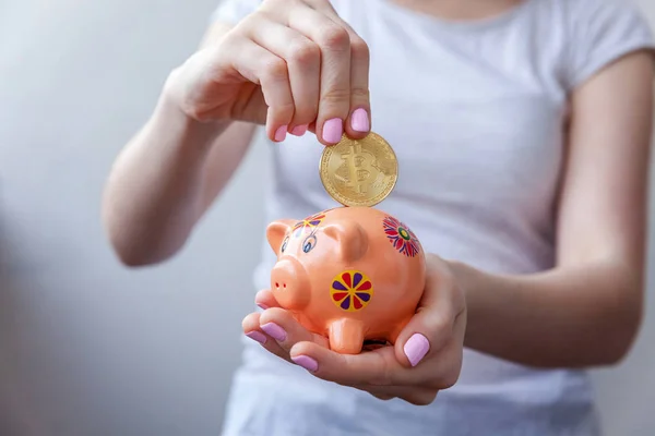 Piggy Bank Tangan Wanita Memegang Bitcoin Emas Uang Virtual Cryptocurrency — Stok Foto