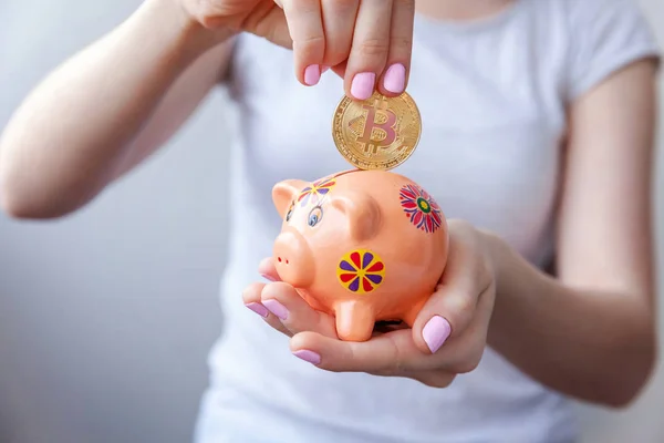 Piggy Bank Tangan Wanita Memegang Bitcoin Emas Uang Virtual Cryptocurrency — Stok Foto