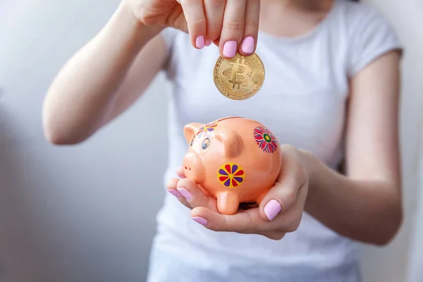 Piggy Bank Tangan Wanita Memegang Bitcoin Emas Uang Virtual Cryptocurrency — Stok Foto