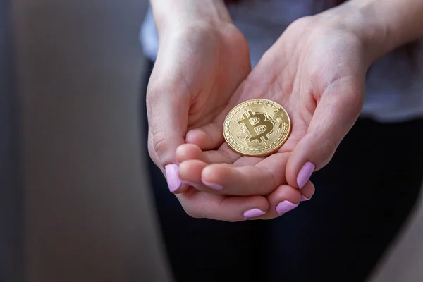 Crypto Monnaie Pièce Bitcoin Dans Main Femme Monnaie Virtuelle Électronique Photo De Stock