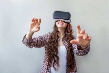 Beyaz arka planda sanal gerçeklik gözlüğü başlığı takan genç kadın gülümse. Sanal gerçeklik gözlüğü takan akıllı telefon. Teknoloji, simülasyon, yüksek teknoloji, video oyunu konsepti