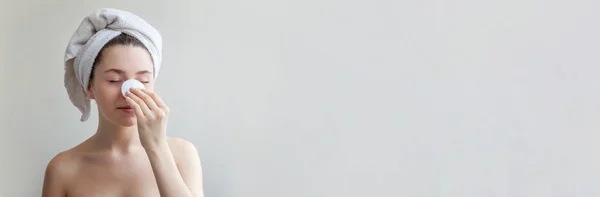 Ritratto Bellezza Donna Sorridente Asciugamano Sulla Testa Con Pelle Morbida — Foto Stock