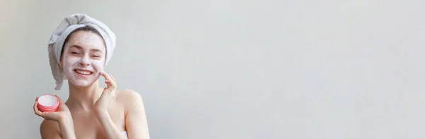 Красота Портрет Женщины Полотенце Голове Белой Питательной Маской Кремом Лице — стоковое фото