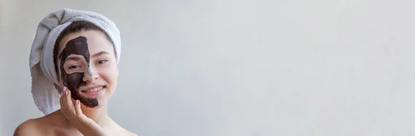 Красивий Портрет Жінки Рушнику Голові Застосовує Чорну Живильну Маску Обличчі — стокове фото