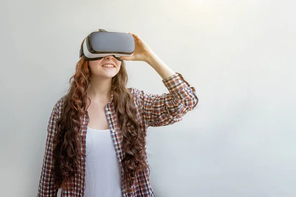 Sonríe Mujer Joven Usando Realidad Virtual Gafas Casco Auriculares Sobre — Foto de Stock
