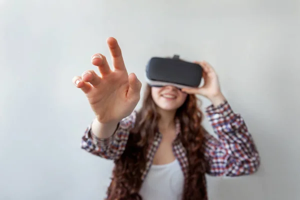 Smile Young Woman Wearing Using Virtual Reality Glasses Helmet Headset — Stock Photo, Image