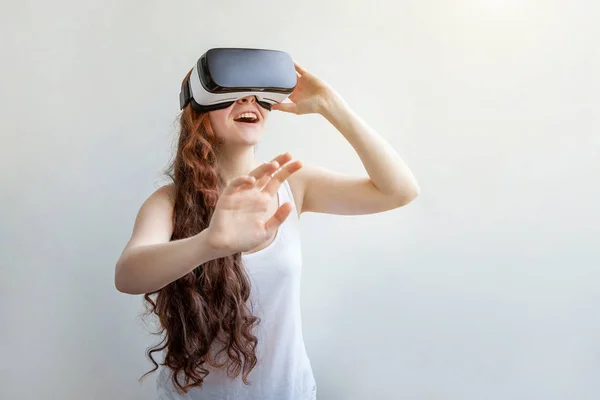 Sorria Jovem Usando Óculos Realidade Virtual Capacete Headset Fundo Branco — Fotografia de Stock