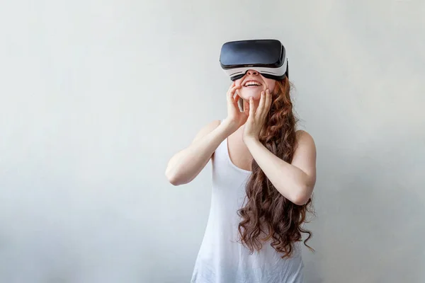Sonríe Mujer Joven Usando Realidad Virtual Gafas Casco Auriculares Sobre — Foto de Stock