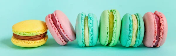 Doce Amêndoa Rosa Colorido Azul Amarelo Macaron Verde Bolo Sobremesa — Fotografia de Stock