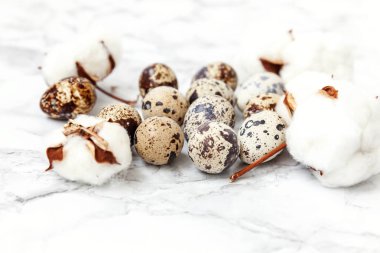 Paskalya yumurta ve beyaz mermer zemin üzerine Pamuk bezemeli. Paskalya kavramı. Düz yatıyordu üstten görünüm kopya alanı. Bahar tebrik kartı