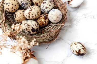 Paskalya dekorasyon yumurta ile iç içe ve beyaz mermer zemin üzerine Pamuk. Paskalya kavramı. Düz yatıyordu üstten görünüm kopya alanı. Bahar tebrik kartı