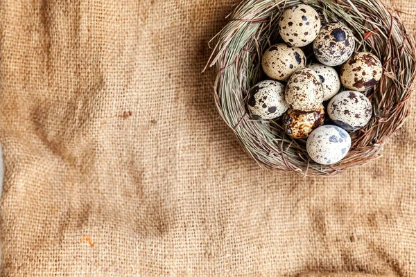 Pasen Decoratie Met Het Nest Bruin Rustiek Linnen Doek Achtergrond — Stockfoto