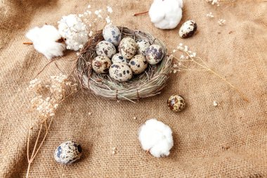 Paskalya yumurta yuva ve kahverengi rustik keten tuval zemin üzerine Pamuk ile dekorasyon. Paskalya kavramı. Düz yatıyordu üstten görünüm kopya alanı. Bahar tebrik kartı