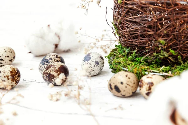 Húsvéti Dekoráció Tojás Kosár Fából Készült Fehér Alapon Easter Egg — Stock Fotó