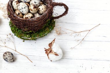 Yumurta Paskalya bezemeli Kupası iç içe ve Beyaz ahşap arka plan üzerinde pamuk. Paskalya kavramı. Düz yatıyordu üstten görünüm kopya alanı. Bahar tebrik kartı